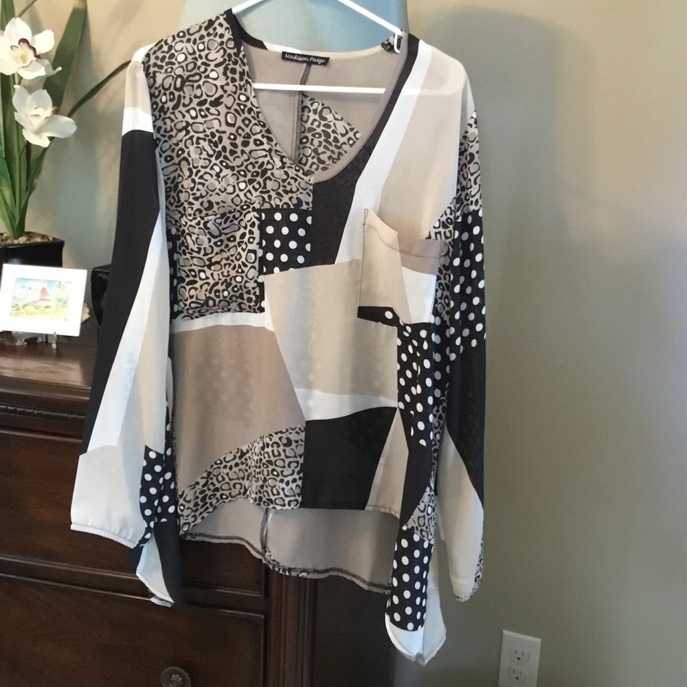 Madison Paige-Women’s Patterned V-Neck Mixed Print Blouse in Black & Beige